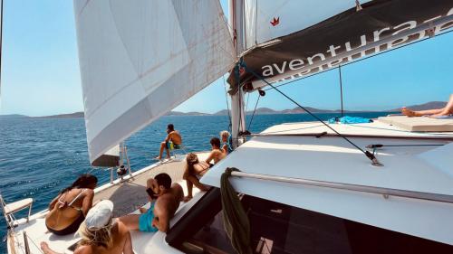 Les randonneurs profitent de la vue sur la mer de l'Asinara depuis le catamaran.