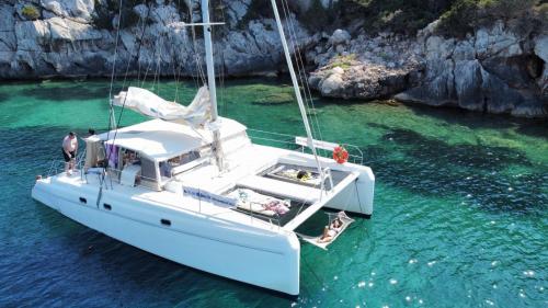 Detalles del catamarán en la bahía de Porto Conte