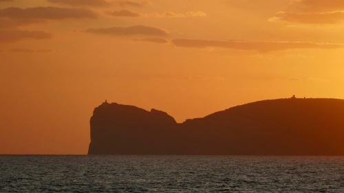 Vista de las chimeneas de Capo Caccia al atardecer