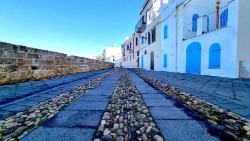 Gepflasterte Straße auf den Stadtmauern von Alghero