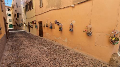 Calle adoquinada en el centro histórico de Alghero