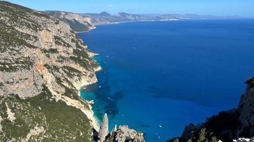 Vue imprenable sur le golfe d'Orosei depuis Punta Salinas