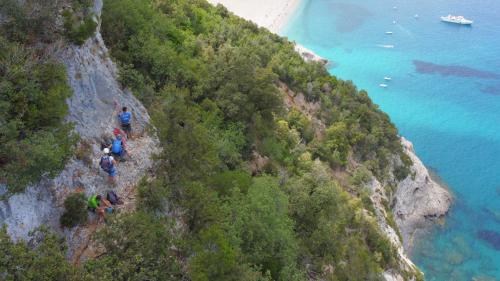 Wanderer wandern auf einem Selvaggio Blu Trail