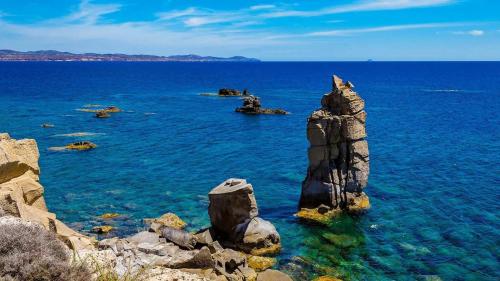 Colonnes de roche sur la côte de l'île San Pietro