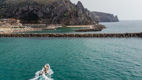 Gommone naviga verso il porto di Buggerru