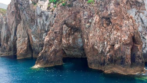 Monumento naturale Arco dei Baci nella costa sud-ovest della Sardegna