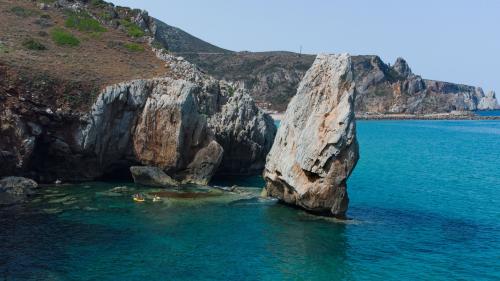 Faraglione del Nido d'Aquila nella costa di Buggerru