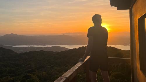 Randonneur au sommet du Mont Moro au coucher du soleil