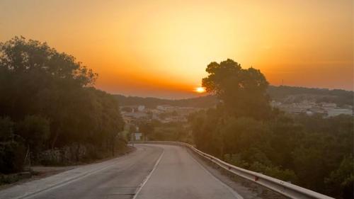 Puesta de sol durante la excursión en bicicleta eléctrica por el Monte Moro