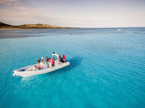 Gummiboot im türkisfarbenen Meer des Asinara Golfs