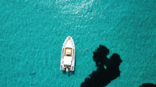 Lancha neumática desde arriba en las aguas del Golfo de Asinara