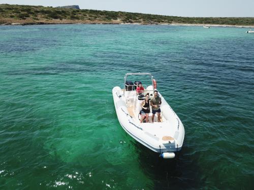 Embarcación neumática con pasajeros a bordo en aguas del Golfo de Asinara