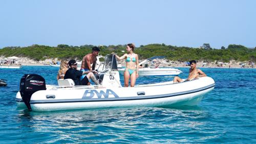 Schlauchboot segelt entlang der Küste von Sulcis