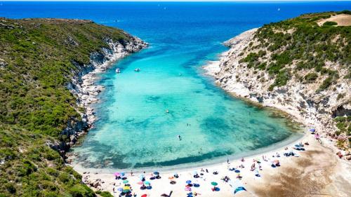 Vue de la plage de Cala Lunga sur l'île de Sant'Antioco