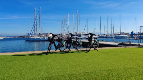 Elektrofahrräder zum Mieten im Hafen von Calasetta