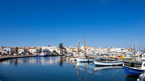 Porot de Calasetta avec des bateaux