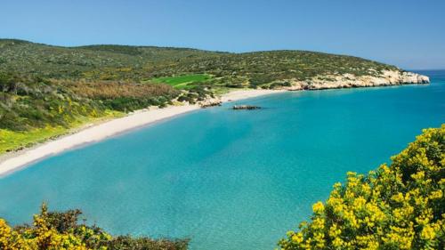 Spiaggia con acqua azzurra sull'isola di Sant'Antioco