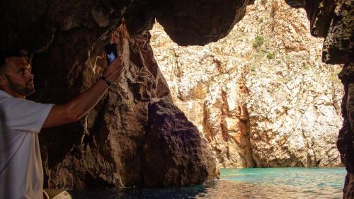 Passage à l'intérieur de la grotte Sardinia à Buggerru