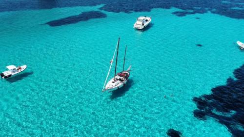 Le voilier s'arrête dans la mer bleue des piscines Fornelli à Asinara