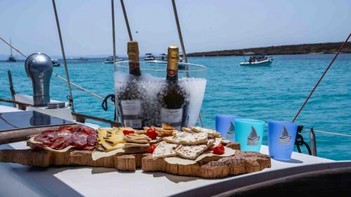 Apéritif offert pendant la navigation vers l'Asinara avec des produits typiques de la Sardaigne