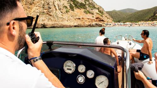 The skipper leads the dinghy from Cala Domestica to the Canal Grande cave