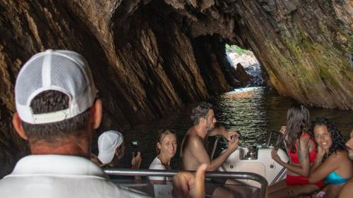 Schlauchboot mit Teilnehmern in der Grotta di Canal Grande