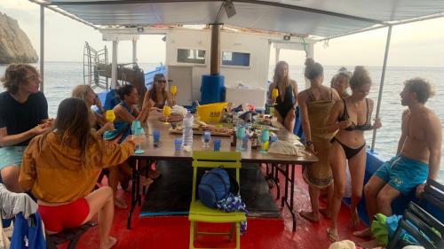 Participants à bord du bateau de pêche devant le Pain de Sucre