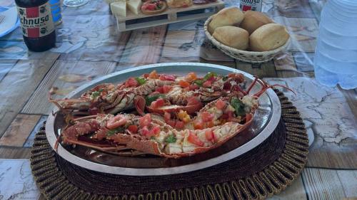 Pesce fresco servito durante il pranzo sul peschereccio