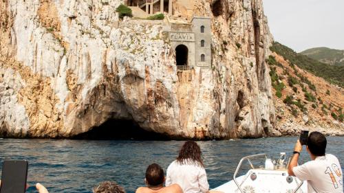 Sosta di fronte a Porto Flavia durante la gita in gommone nella costa delle miniere