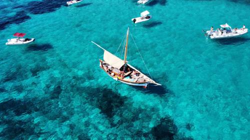 Boot bei Tavolara im blauen Wasser