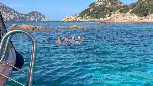 Les filles se baignent dans l'eau cristalline de l'aire marine protégée de Tavolara