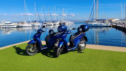 Location de scooters au port de Calasetta sur l'île de Sant'Antioco
