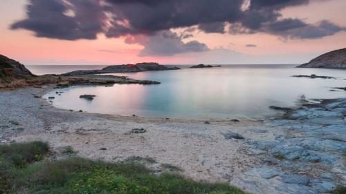 Playa de Cala Sapone con puesta de sol