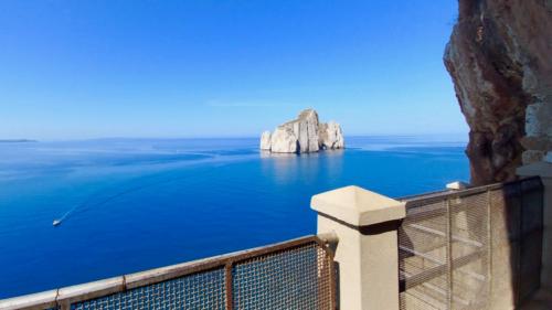 Vista del Pan de Azúcar desde la costa de las minas de Iglesias