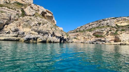 Vista sulla costa rocciosa del Golfo di Cagliari