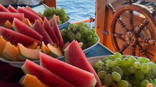 Obst der Saison, serviert an Bord des Segelschiffs in Carloforte