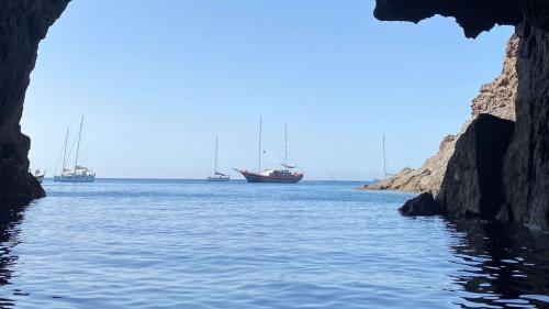 Un velero de época de Carloforte surca las aguas de la isla de San Pietro