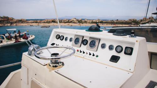 Postazione di guida del motoscafo nel sud della Corsica