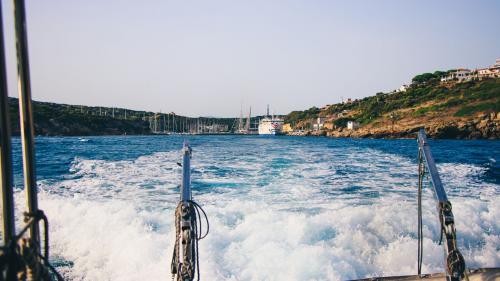 Vista sul porto di Santa Teresa dalla poppa della barca a motore