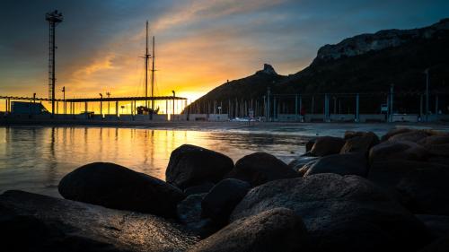 Die Sonne geht hinter der Sella del Diavolo in Cagliari unter