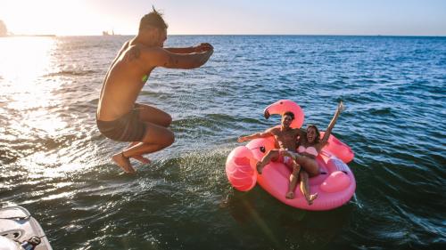 Wanderer tauchen bei Sonnenuntergang in den Golf von Cagliari