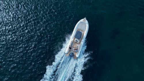 Foto aerea del gommone a noleggio in navigazione nel Golfo di Cagliari