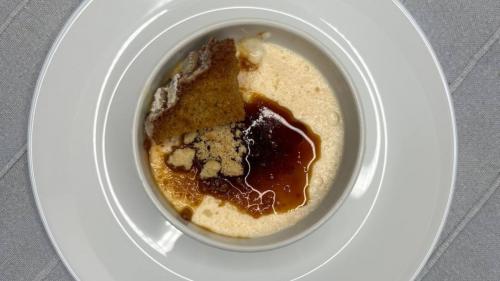 Panna cotta mit Karamell, serviert zum Mittag- oder Abendessen in einer Schutzhütte in Olmedo