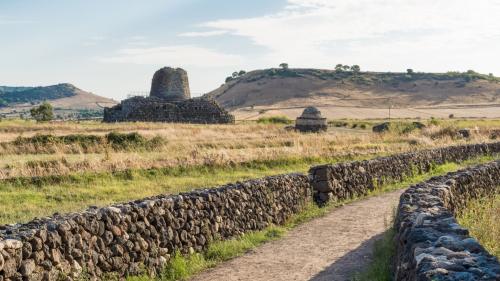 Paisaje rural con el nuraghe Santu Antine al fondo en Torralba