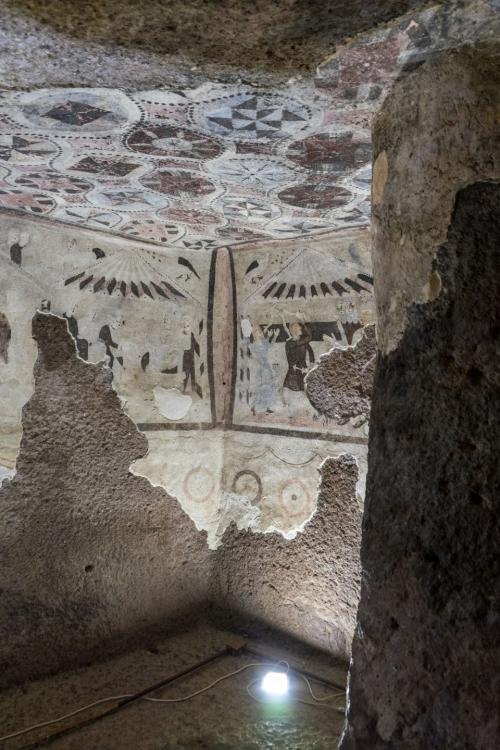 Frescos bizantinos en una de las tumbas de la necrópolis de Sant' Andrea Priu en Bonorva