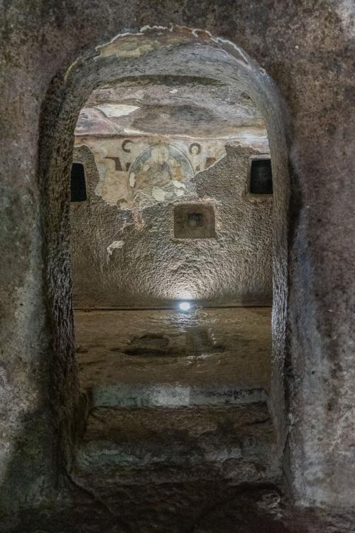 Interior de la Tumba del Jefe en la Necrópolis de Sant'Andrea Priu en Bonorva