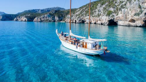 Voilier d'époque naviguant devant les grottes de Bue Marino