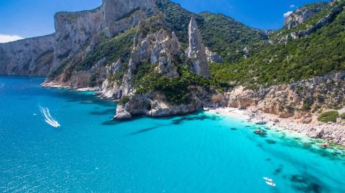 Cala Goloritzè und sein Hornhecht von oben gesehen