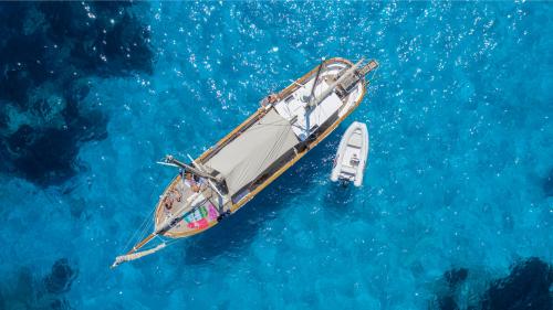 Details of the vintage sailing ship from Cala Gonone