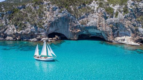 Veliero naviga vicino alla costa del Golfo di Orosei